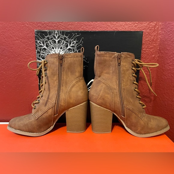 Curfew Brand, size 8.5, 3.5 in. Tall Heel Boots. - Picture 4 of 13
